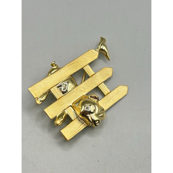 Vintage Matte Shiny Gold Tone AJC Pin Brooch Pig Stuck in Fence Bird On Picket - Picture 2 of 5